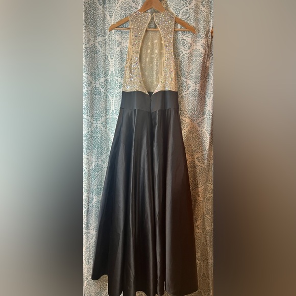 Black and Silver Jeweled Gown w pockets - Picture 5 of 12